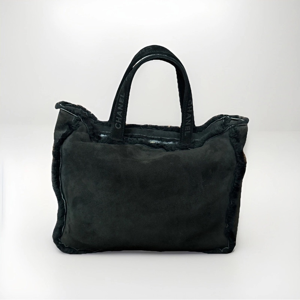 CHANEL Mouton Logo Handle Suede & Shearling Black Tote Bag - Picture 4 of 14